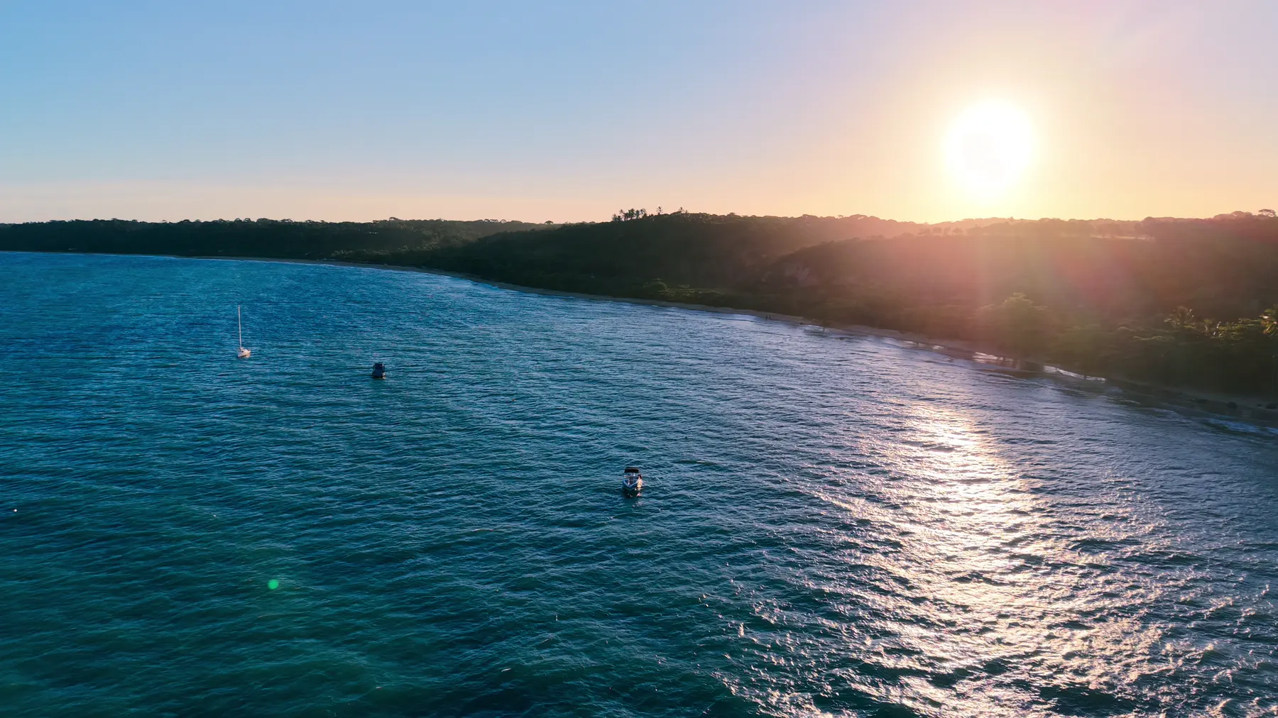 Pôr do sol sobre o mar de Trancoso, com a mata ao fundo